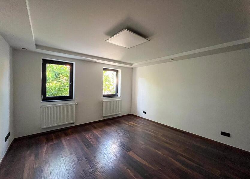 Überwiegend saniertes Doppelhaus in ruhiger Lage! 8 zimmer