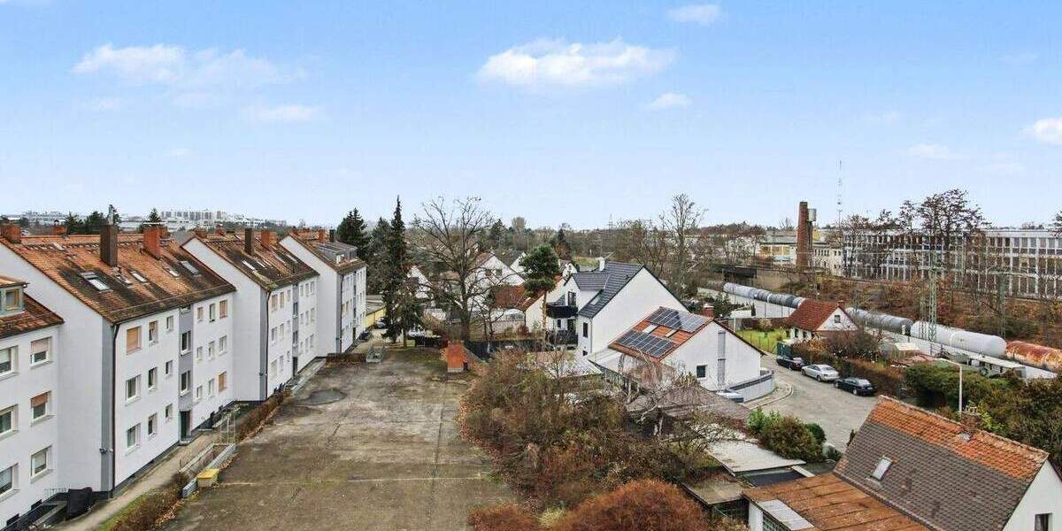 Stilvolle, 1996 ausgebaute, Dachgeschosswohnung mit Kamin, Loggia und Weitblick 2 zimmer