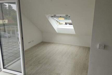 2 Zimmer Dachgeschoss-Wohnung mit Balkon für Single oder junge Paare 2 zimmer