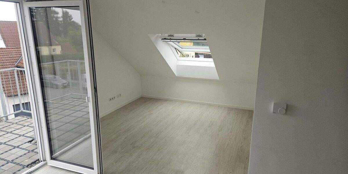 2 Zimmer Dachgeschoss-Wohnung mit Balkon für Single oder junge Paare 2 zimmer