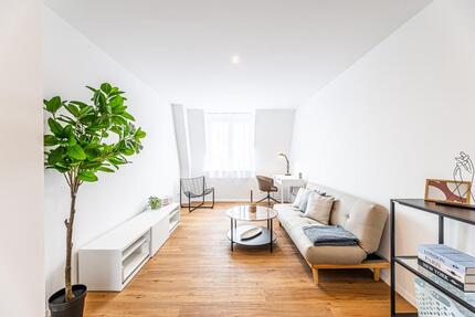 Frisch sanierte und vollständig möblierte 2-Zimmer-Wohnung in toller Lage zimmer