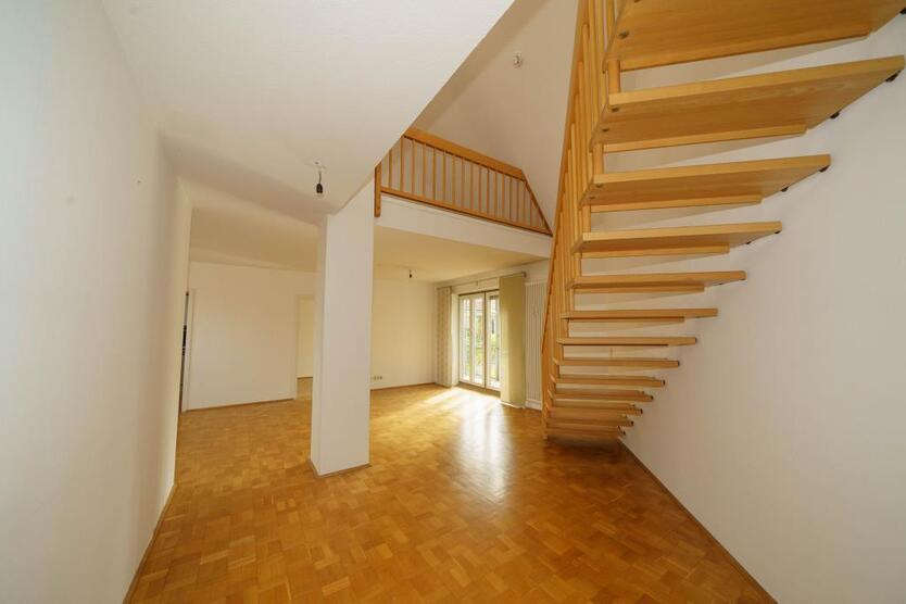 Wohlfühlen auf zwei Ebenen! Lichtdurchflutete Maisonettewohnung mit Burgblick und Tiefgaragenstellplatz. 3.5 zimmer