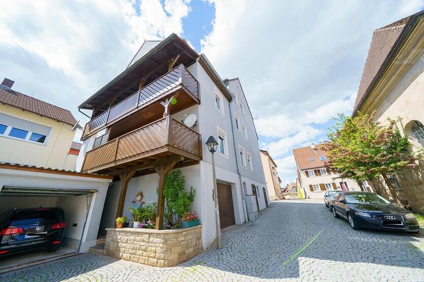 Gepflegtes Vierparteienwohnhaus zzgl. Garagen und Gewerbeeinheit! 13 zimmer