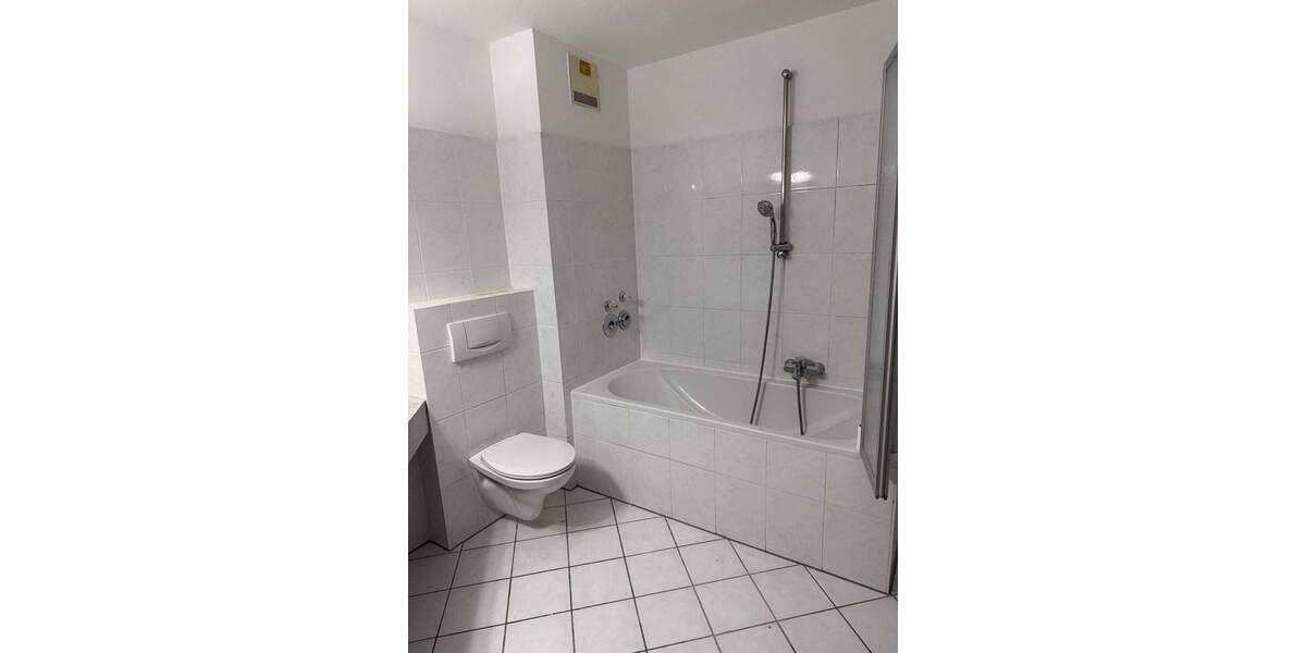 großzügige, helle 4 ZW mit großer Südloggia, Gaste-WC Abstellraum und Tiefgarage 4 zimmer