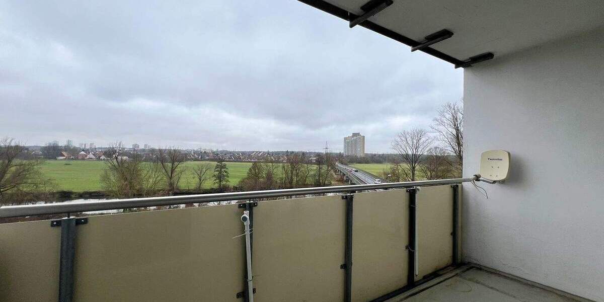 renovierungsbedürftige 3-Zi.-ETW mit zwei Balkonen in Erlangen...ab sofort zur Verfügung 3 zimmer