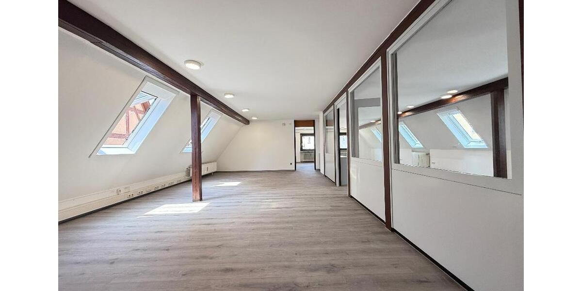 Lichtdurchflutete Büro-Praxisräume mit Glasfaseranschluss in zentraler Lage von Happurg zimmer