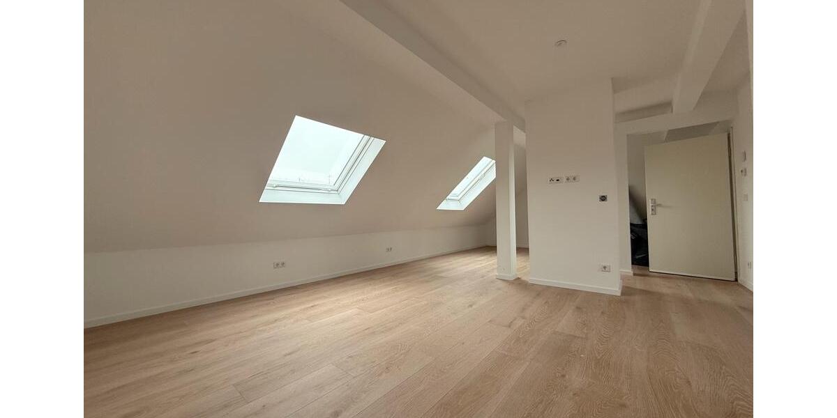 Exklusive Dachgeschosswohnung mit zwei Balkonen – Erstbezug nach 2 zimmer