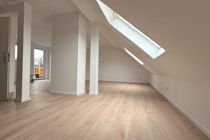 Exklusive Dachgeschosswohnung mit zwei Balkonen – Erstbezug nach 2 zimmer