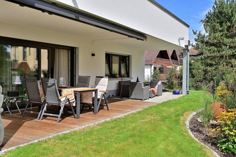 Exklusive GartenWohnung 112 m², lichterfülltes Wohnen mit 3 Zimmer und 2 TG Stellplätzen und vielen Extras, fast wie Erstbezug