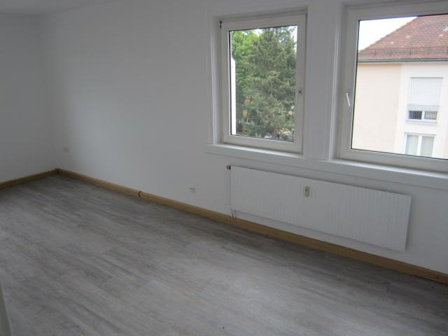 Helle, renovierte 2-Zimmer-Wohnung mit Balkon wartet auf Sie! zimmer