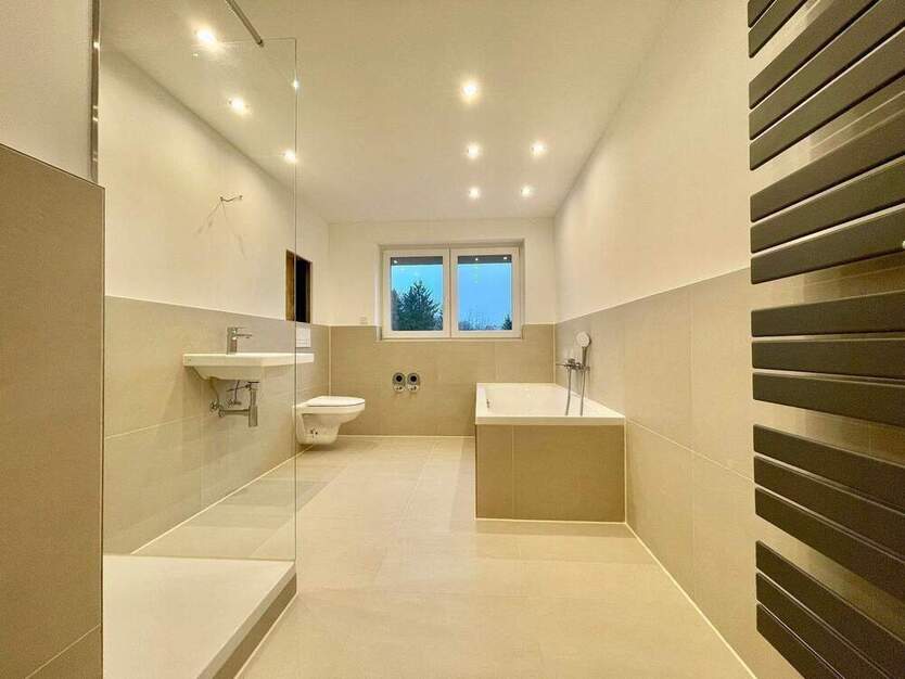 Erstbezug! 2 Zimmer DG Wohnung mit Sonnenloggia zum Wohlfühlen, neue Böden, neues Bad, saniert!
