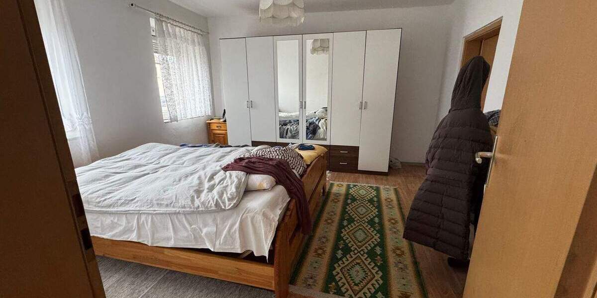 Röthenbach b. Stein ! 3,5-Zi.-Altbau-Whg. 75 m², Erdgeschoss mit Garage 3 zimmer