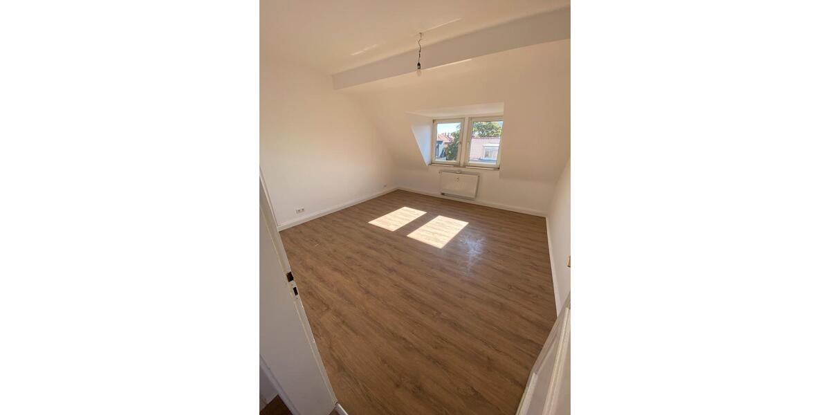 Dachgeschoßwohnung Nürnberg Gleißhammer - 5 Zimmer, 136 m&sup2;, 1.600&euro; | Angebot:27565331