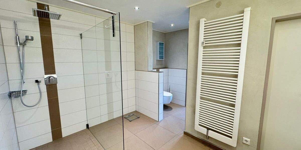 Großzügige 4-Zimmer-Wohnung mit Schwimmbadanteil, 2 Garagen und Zugang zum Gemeinschaftsgarten 4 zimmer