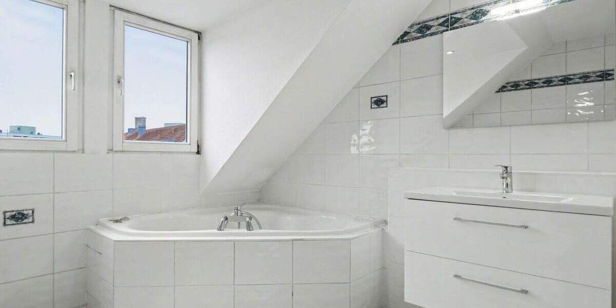 Stilvolle, 1996 ausgebaute, Dachgeschosswohnung mit Kamin, Loggia und Weitblick 2 zimmer