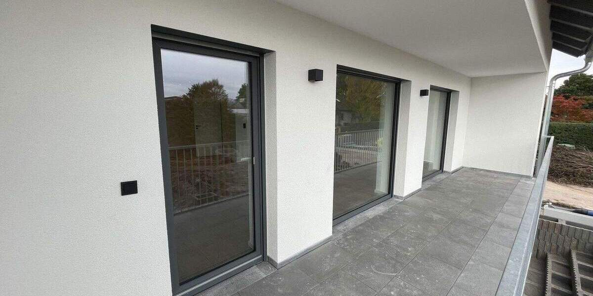 Hochwertige, energetisch sanierte 5-Zimmer-EG-Wohnung mit Balkon, Garten u. 2 Garagenstellplätzen 5 zimmer