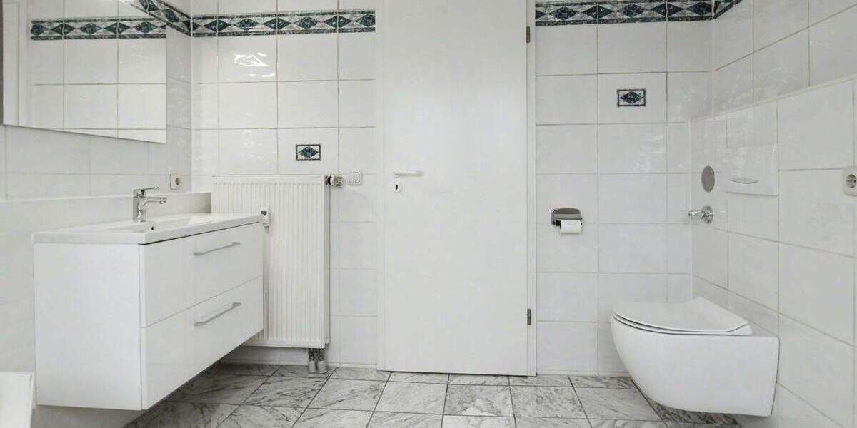 Stilvolle, 1996 ausgebaute, Dachgeschosswohnung mit Kamin, Loggia und Weitblick 2 zimmer