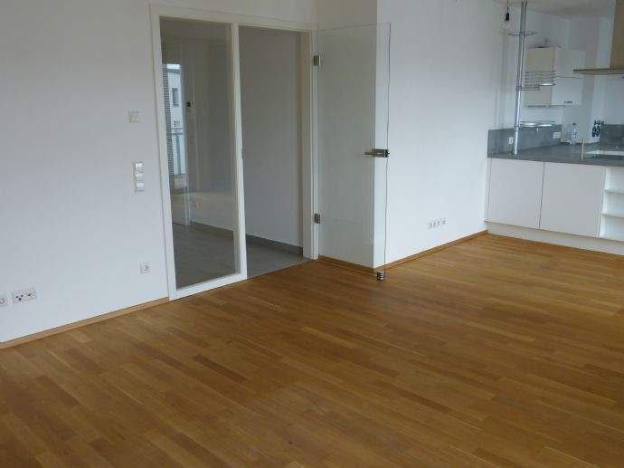 Hochwertig ausgestattete 2 Zimmer-Wohnung mit moderner Einbauküche, Parkettboden, sehr schönem Balkon, Duschbad, Aufzug + TG-Stellplatz 2 zimmer