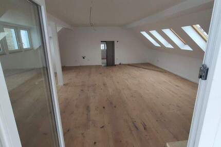 Exklusives Wohnen nach Sanierung: Helle 3-Zimmer-DG-Wohnung mit Balkon & Parkett in Schnaittach 3 zimmer