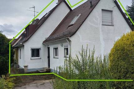 Sanierungsbedürftige Doppelhaushälfte mit Anbau auf großem Grundstück - alternativ Neubau