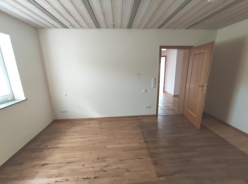 Zweifamilienhaus in Ortsrandlage mit Doppelgarage, Pool und gehobener Ausstattung 8 zimmer