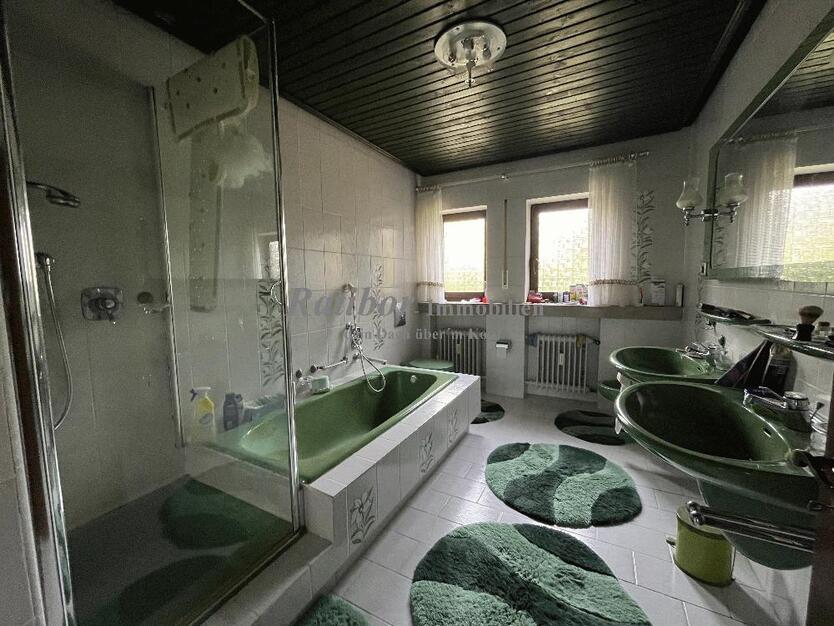 Sehr gepflegtes, geräumiges 3-Familienhaus mit 2 Doppelgaragen in begehrter Wohnlage in Roth OT 11 zimmer