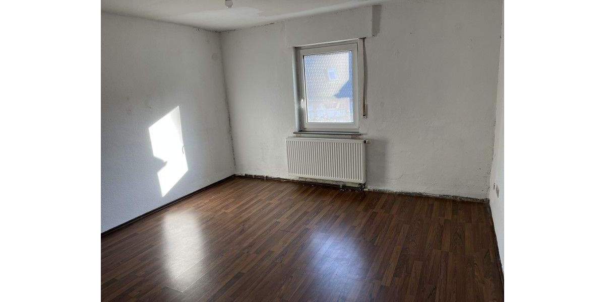 Wohnung 1. OG - Frei - Stellplatz - Dachboden mit Ausbaupotential - Verkauf nur mit EG-Wohnung zimmer