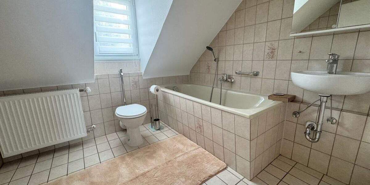 Zollhausstraße ! Helle sehr geräumige 3-Zi.-DG-Whg., 65 m², EBK, ohne Balkon im 2.OG ohne Aufzug 3 zimmer