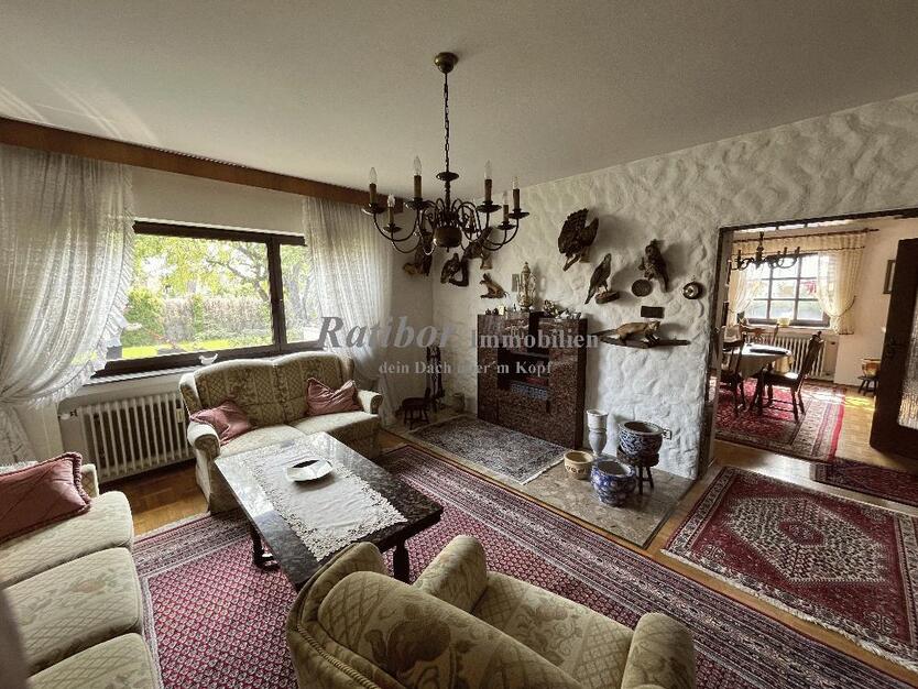 Sehr gepflegtes, geräumiges 3-Familienhaus mit 2 Doppelgaragen in begehrter Wohnlage in Roth OT 11 zimmer