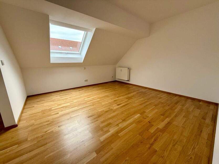 Wunderschöne helle 3 Zi.-Dachgeschoss-Whg. inkl. offener Einbauküche 3 zimmer