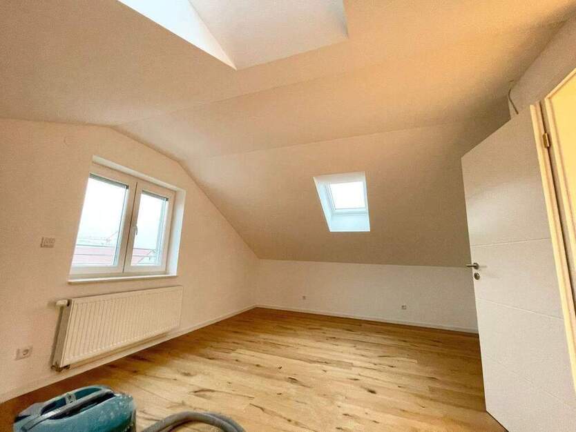 Erstbezug! 2 Zimmer DG Wohnung mit Sonnenloggia zum Wohlfühlen, neue Böden, neues Bad, saniert!