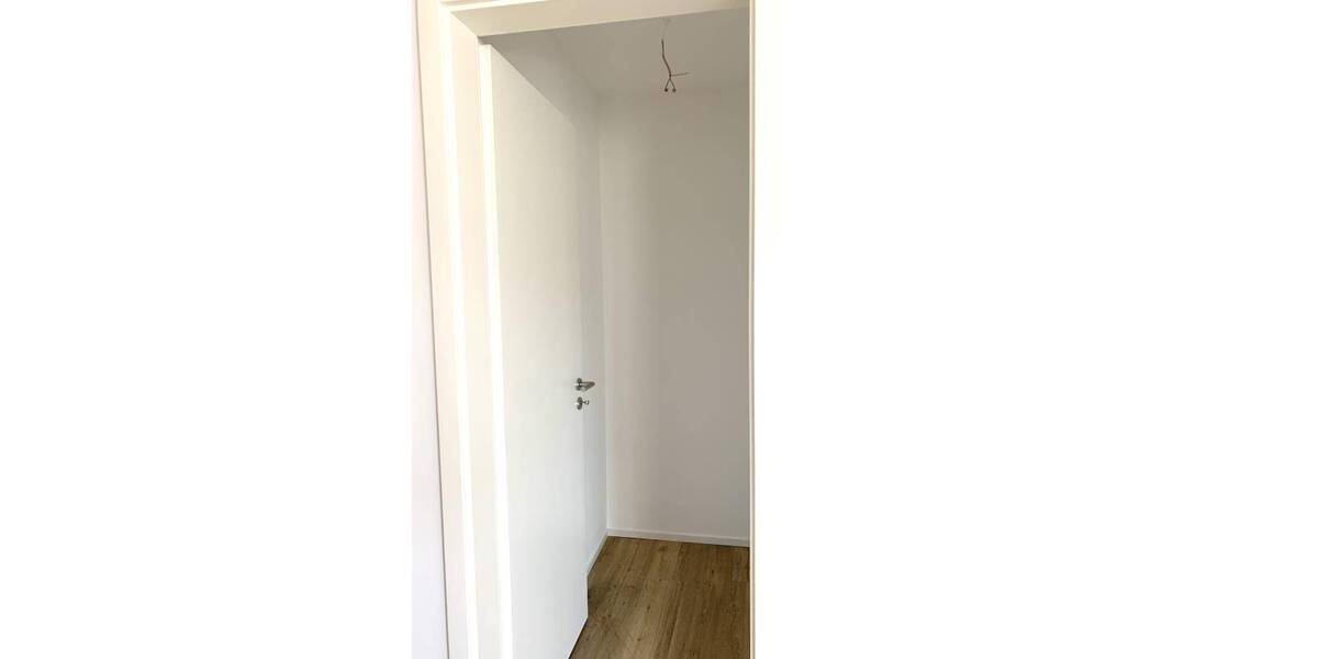 FÜ: Erstbezug! Schöne, helle 2-Zi-Whg (1.OG) mit EBK, Balkon, Aufzug + TG-Stellplatz 2 zimmer