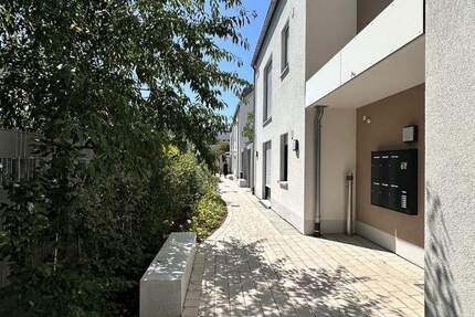 Wohnen plus Mehrwert in ruhiger Lage! Wohnen auf zwei Etagen mit Garten und gelebter Vielseitigkeit im UG! Bezug in Kürze!
