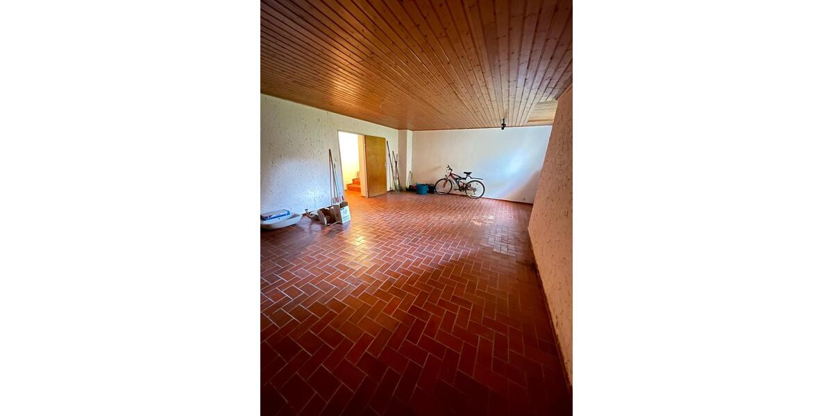 Großzügiger, heller Lagerraum zimmer