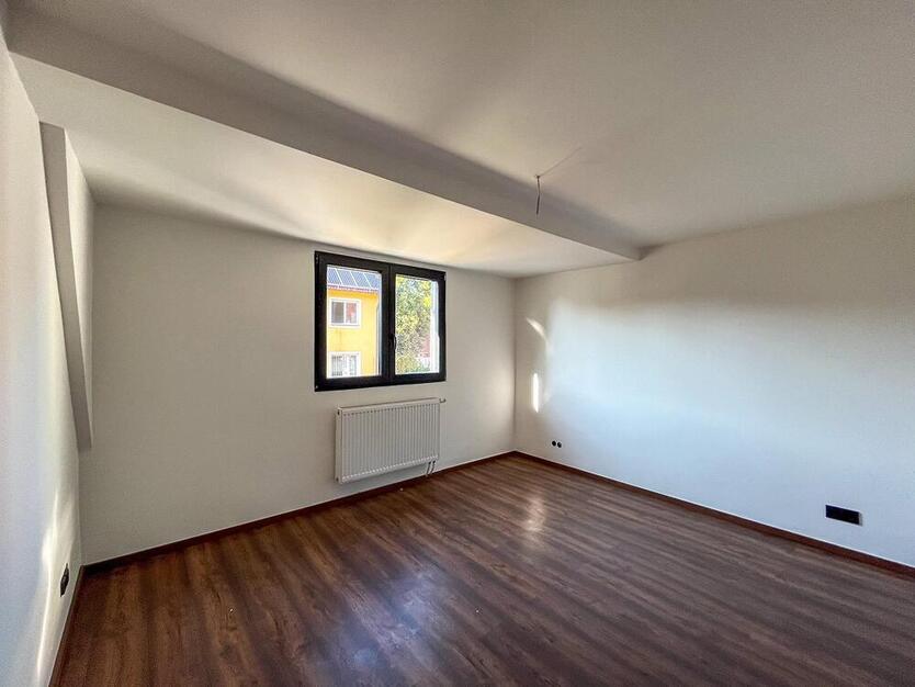 Überwiegend saniertes Doppelhaus in ruhiger Lage! 8 zimmer