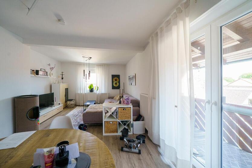 Gepflegtes Vierparteienwohnhaus zzgl. Garagen und Gewerbeeinheit! 13 zimmer