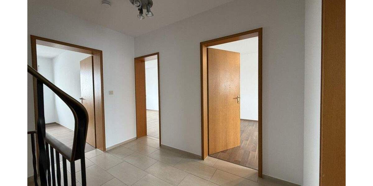 Reihenmittelhaus Uttenreuth - 8 Zimmer, 148 m&sup2;, 1.800&euro; | Angebot:24808672