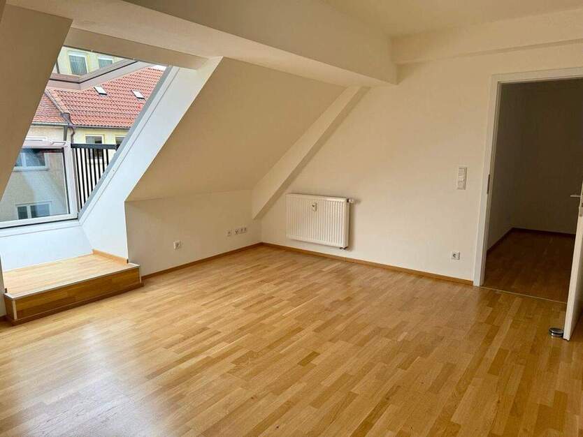 Wunderschöne helle 3 Zi.-Dachgeschoss-Whg. inkl. offener Einbauküche 3 zimmer