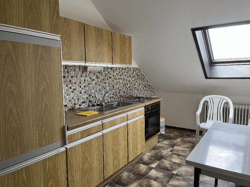 Sehr gepflegtes, geräumiges 3-Familienhaus mit 2 Doppelgaragen in begehrter Wohnlage in Roth OT 11 zimmer