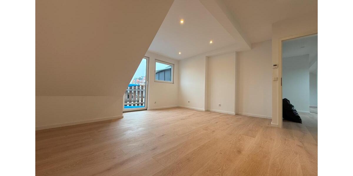 Exklusive Dachgeschosswohnung mit zwei Balkonen – Erstbezug nach 2 zimmer