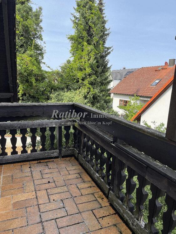 Sehr gepflegtes, geräumiges 3-Familienhaus mit 2 Doppelgaragen in begehrter Wohnlage in Roth OT 11 zimmer