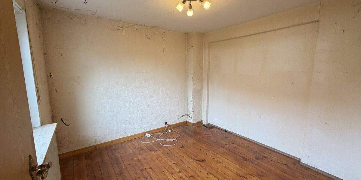 Sanierungsbedürftige Doppelhaushälfte mit 2 Garagen und großem Garten 5 zimmer