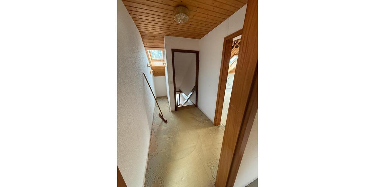 Zimmer zu vermieten all inklusive 2 x Dachgeschoss einmal Keller zimmer