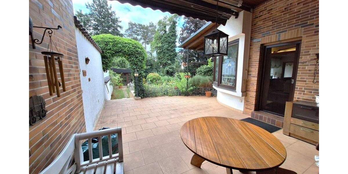 Großzügige Doppelhaushälfte mit großem Garten, 2 Einzelgaragen und Sauna 6 zimmer