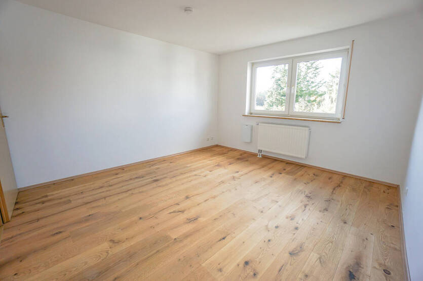 IDEAL FÜR FAMILIEN: Renovierte 4-Zi-Whg. mit Tageslichtbad, Gäste-WC , Balkon, Parkett uvm.