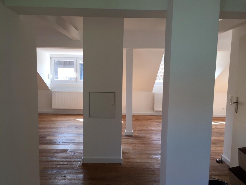 Neuwertige 3-Zimmer-DG-Wohnung mit Loggia und KFZ-Stellplatz Nbg-Schweinau 3 zimmer