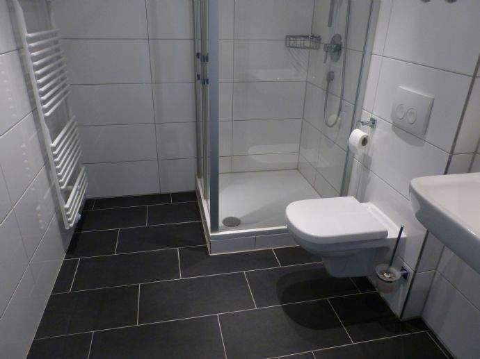 Hochwertig ausgestattete 2 Zimmer-Wohnung mit moderner Einbauküche, Parkettboden, sehr schönem Balkon, Duschbad, Aufzug + TG-Stellplatz 2 zimmer