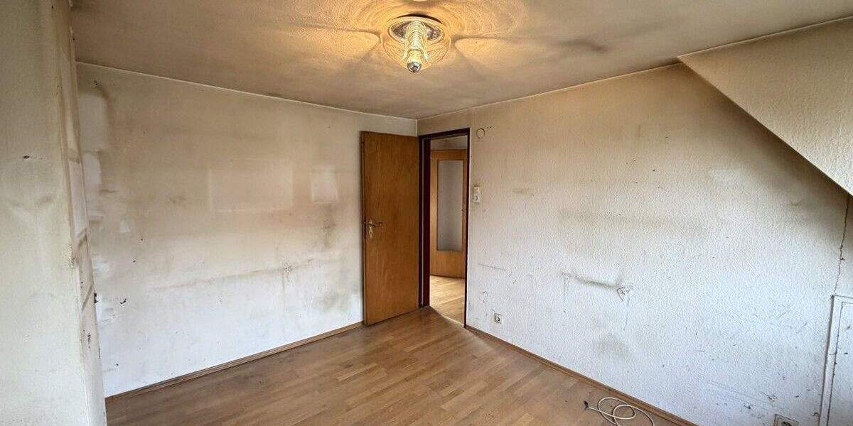 Sanierungsbedürftige Doppelhaushälfte mit 2 Garagen und großem Garten 5 zimmer