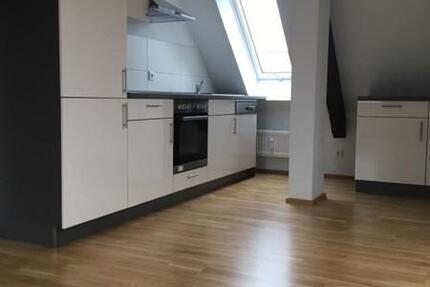 Tolle 3 Zimmer-Dachgeschoß-Wohnung mit Einbauküche! 1 Grundmiete frei bei Anmietung bis zum 30.06.2025!