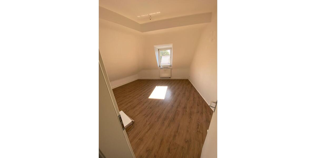 Dachgeschoßwohnung Nürnberg Gleißhammer - 5 Zimmer, 136 m&sup2;, 1.600&euro; | Angebot:27565331